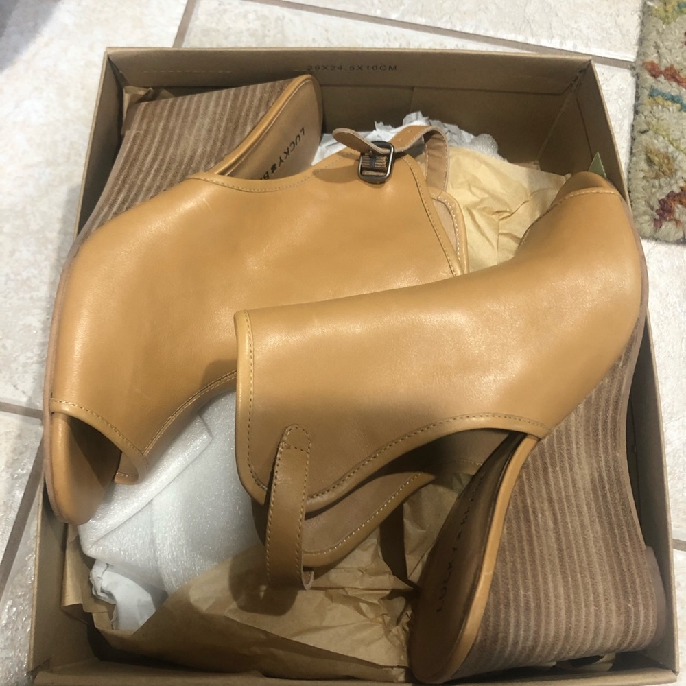 Lucky brand Open toe Wedge bootie. Tan size 9